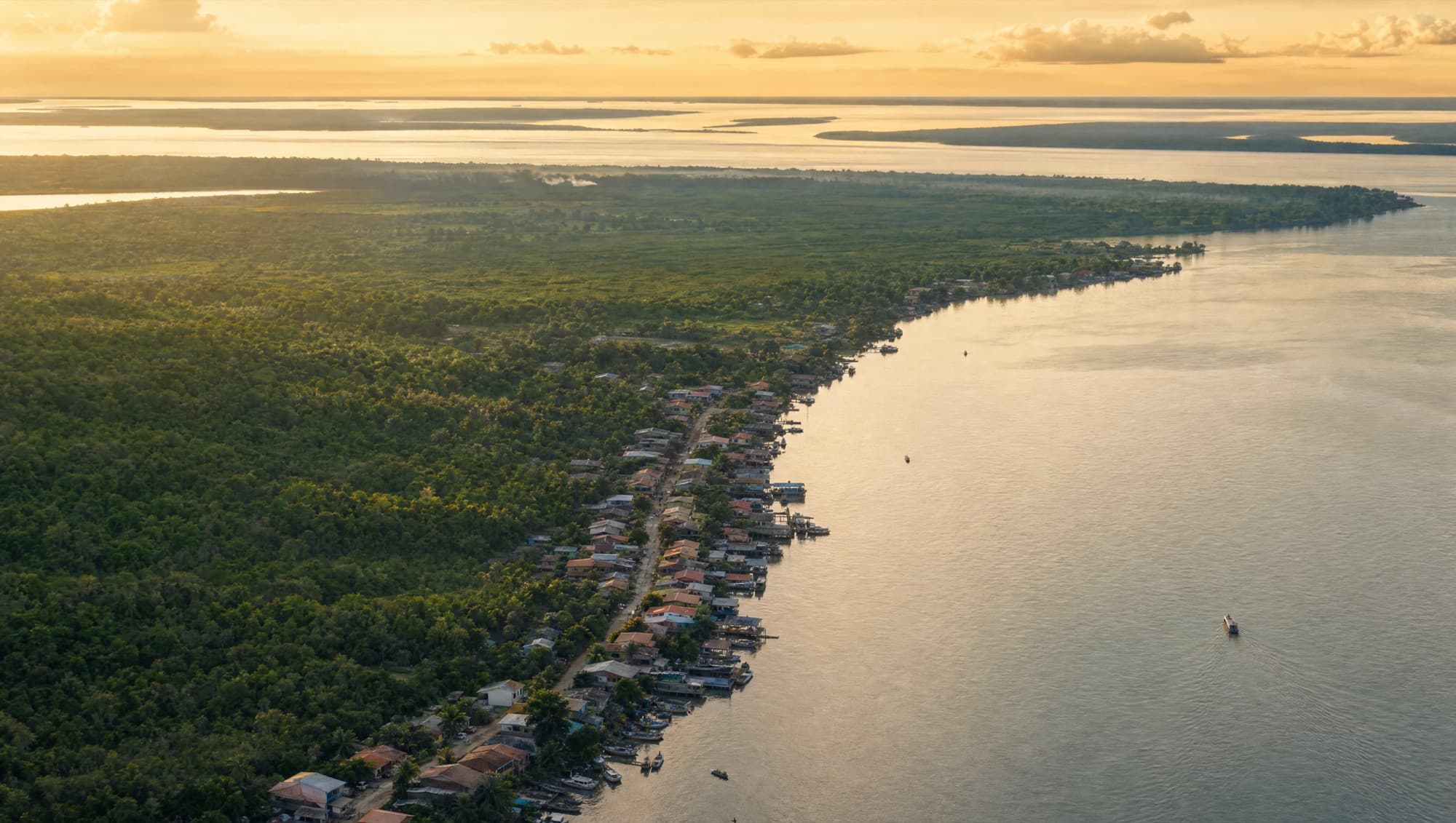 Vista aérea do delta do rio Amazonas ao entardecer, região de atuação do Grupo Aquino